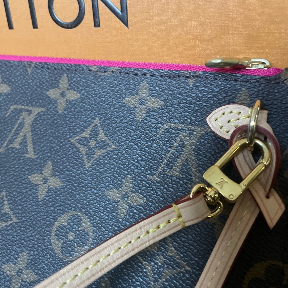 Louis Vuitton Gray Monogram Wristlet pouch - Picture 5 of 17